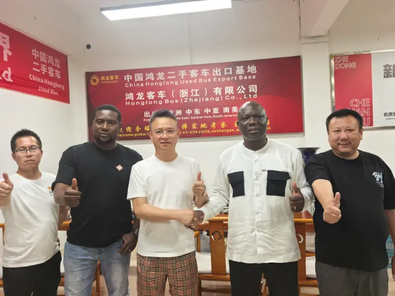 Kasar Sin Honglong tana Haɓaka Motocin Decker Biyu zuwa Sayen Kocin Da Aka Yi Amfani; Ziyarar Shafin Abokin Ciniki na Afirka ya ci gaba a layi daya